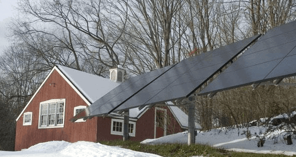 在冬天在家之外的太阳能电池板