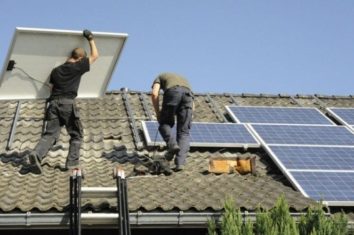 在屋顶安装太阳电池板的人