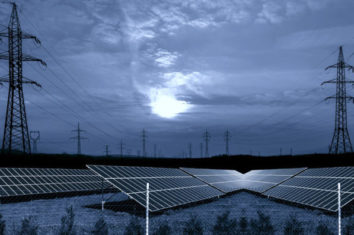 多个太阳能电池板在夜间灌染