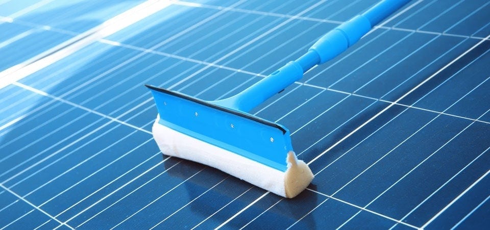 软刷清洁太阳能电池板