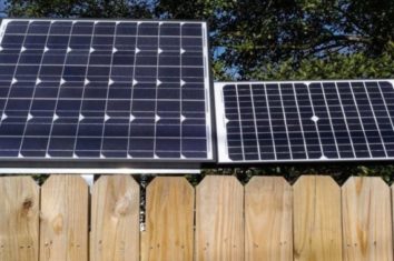 两个不同大小的太阳能电池板并排在栅栏后面