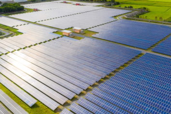 太阳能农场从太阳产生清洁可再生能源