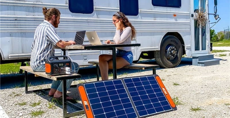 一对夫妇用太阳能发电机连接他们的笔记本电脑