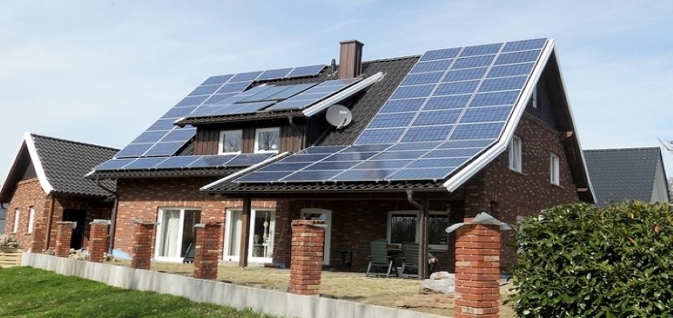 屋顶上安装了多块太阳能板的房子