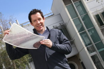 一个人拿着一个打印的太阳能电池板