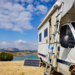 露营车旁边的便携式太阳能电池板