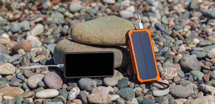 一个与石头上的手机相连的太阳能电池库