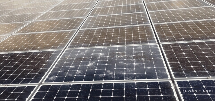 来自NREL的设施的Hailstones损坏的太阳能电池板