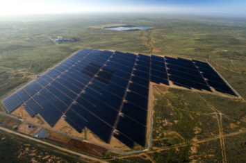 太阳能发电厂的全景图