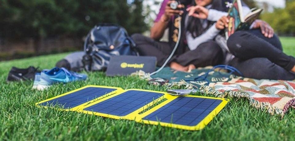 草地上的便携式太阳能充电器