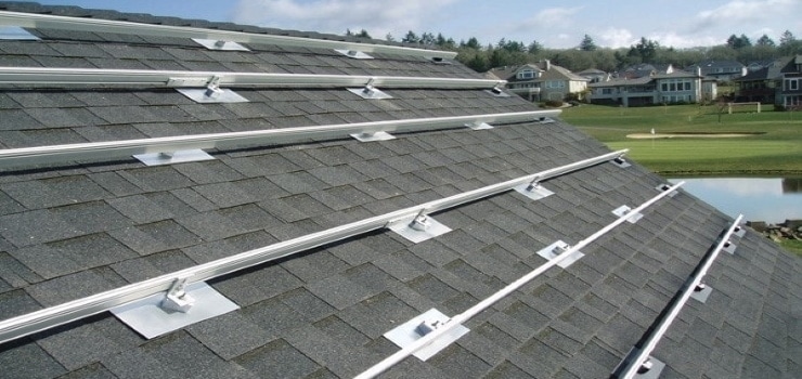 轨道pv系统安装在屋顶上，准备安装太阳能电池板